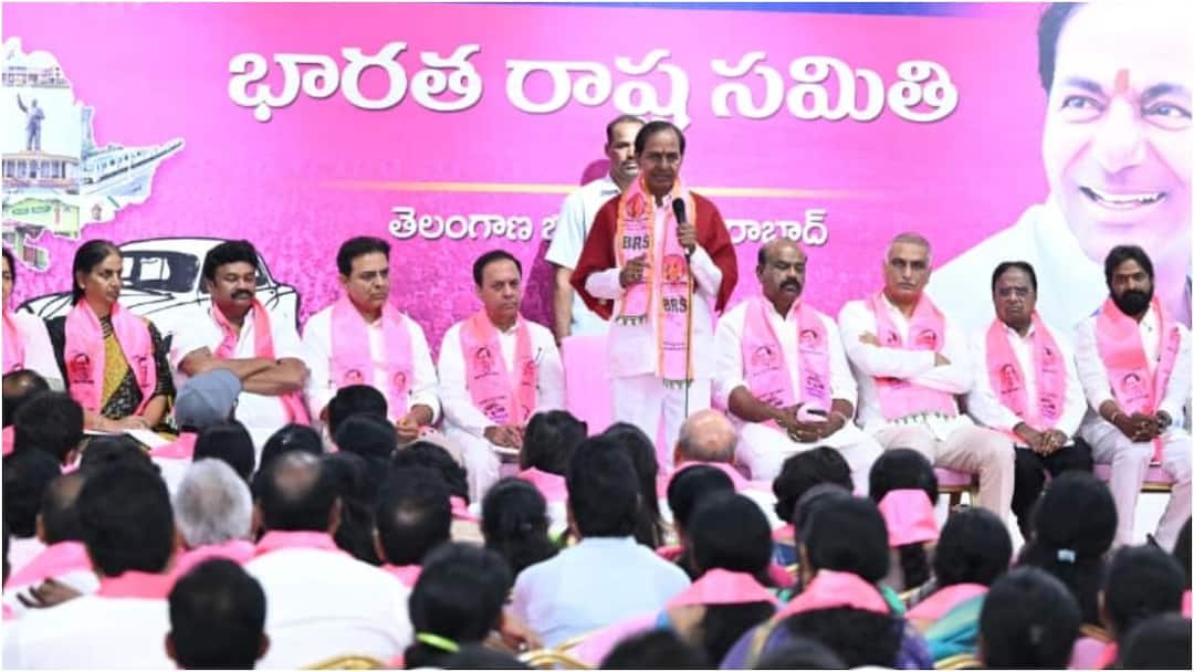 KCR At Telangana Bhavan Discussion over Congress 2 year rule and loss of water resources BRSLP Meeting KCR At Telangana Bhavan: కాంగ్రెస్‌కు ప్రజలు బుద్ధి చెప్పారు.. పంచాయతీ ఎన్నికల ఫలితాలపై కేసీఆర్ ఆసక్తికర వ్యాఖ్యలు