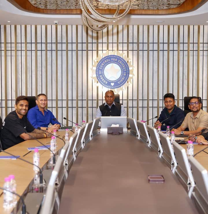 T20 World Cup 2026: आगामी टी-20 विश्वचषक 2026 साठी (T20 World Cup 2026) टीम इंडियाची (Team India) घोषणा करण्यात आली आहे. भारतीय क्रिकेट संघाचे मुख्य निवडक अजित आगरकर पत्रकार परिषद घेऊन सूर्यकुमार यादवच्या (Suryakumar Yadav) नेतृत्वाखाली 15 सदस्यीय भारतीय संघाची घोषणा केली.