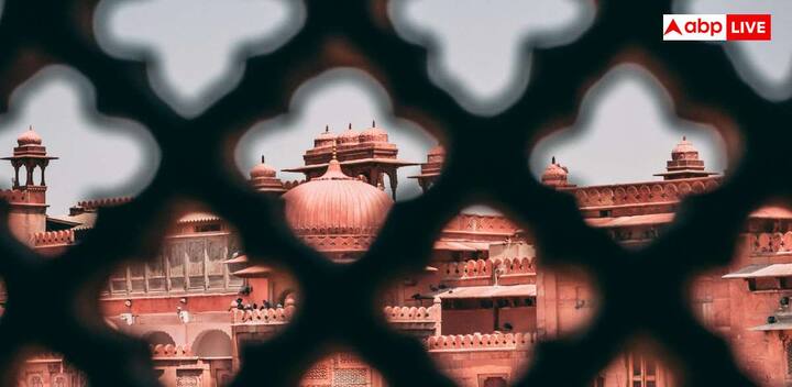 अगर आप राजगढ़ किले की संरचना को ध्यान से देखें, तो आपको किले के परिसर में समय के साथ विकसित हुआ महलनुमा ढांचा दिखाई देगा, जिसमें खुले आंगन, ऊंचे छज्जे, नक्काशीदार दीवारें और भित्तिचित्र देखने को मिलते हैं.