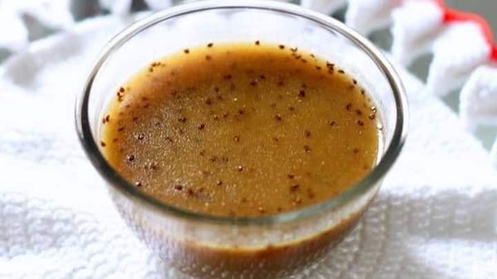 बाजरे का राब एक पौष्टिक ड्रिंक है, जिसे बाजरे के आटे, घी, गुड़, दही, अदरक और अजवाइन के साथ पकाया जाता है. यह गाढ़ा और मिट्टी की खुशबू वाला पेय रेगिस्तानी सर्दियों में शरीर को ऊर्जा देता है. यह पाचन के लिए अच्छा होता है और शरीर को लंबे समय तक गर्म रखता है. इसमें जीरा, अजवाइन, अदरक, गुड़ और नमक मिलाकर स्वाद बढ़ाया जाता है.