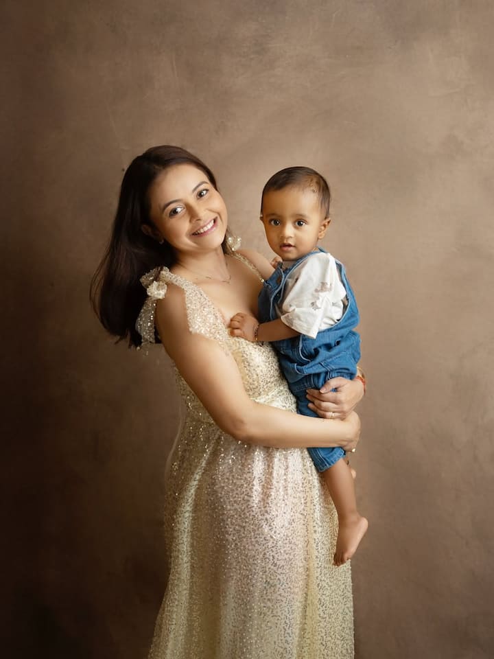 टीवी इंडस्ट्री की पॉपुलर एक्ट्रेस देवोलीना भट्टाचार्जी एक बार फिर अपने सोशल मीडिया पोस्ट को लेकर सुर्खियों में हैं. इस बार वजह है उनके बेटे जॉय के साथ शेयर की गई एक बेहद प्यारी तस्वीर.