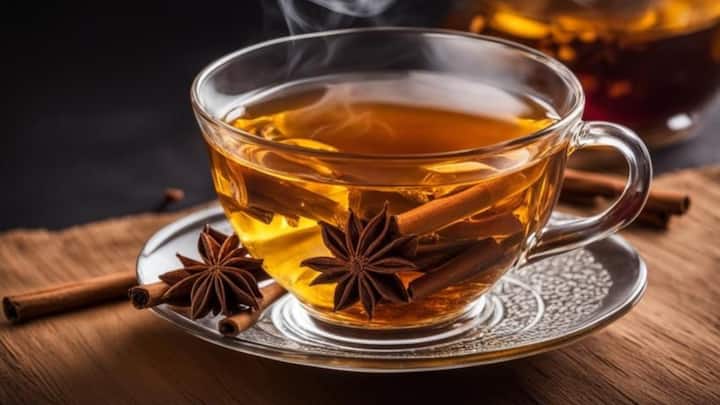 कश्मीरी कहवा एक खुशबूदार ग्रीन टी है, जिसे केसर, इलायची, दालचीनी, बादाम और ड्राई फ्रूट्स के साथ उबाला जाता है. इसका मसालेदार फ्लेवर पाचन को बेहतर बनाता है और सर्दी-जुकाम से लड़ने में मदद करता है. पारंपरिक ग्रीन टी मेटाबॉलिज्म सुधारने और इम्यूनिटी बढ़ाने में भी सहायक मानी जाती है. इसे आमतौर पर खाने के बाद पीना फायदेमंद माना जाता है.