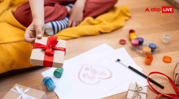 अगर आपका बच्चा पेंटिंग या ड्राइंग में रूचि रखता है तो कलर सेट देना सबसे बढ़िया ऑप्शन है. आप उन्हें क्रेयॉन, स्केच पेन, रंगीन पेंसिल, वॉटर कलर सेट या ड्राइंग बुक गिफ्ट कर सकते हैं. ऐसे गिफ्ट देखकर बच्चे बहुत खुश होंगे और उनकी क्रिएटिविटी को भी बढ़ावा मिलेगा.
