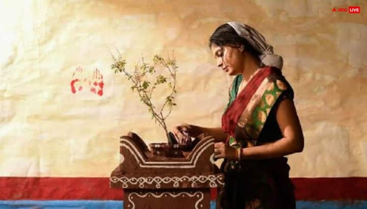 साल के पहले दिन तुलसी को जल चढ़ाएं, उसमें लाल रंग का कलावा बांधें. शाम को तुलसी वृंदावन के पास दीपक लगाकर विष्णु जी के मंत्रों का जाप करें. मान्यता है कि इस उपाय से मां लक्ष्मी प्रसन्न होती हैं और घर में धन की कमी नहीं रहती.