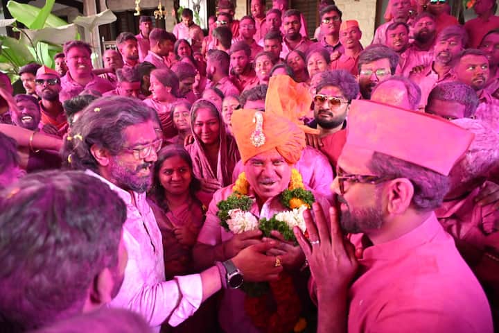 सातारा नगरपालिका निवडणुकीत भारतीय जनता पक्षाने ऐतिहासिक विजय नोंदवत प्रचंड बहुमताने सत्ता स्थापन केली आहे. भाजपचे उमेदवार अमोल मोहिते यांनी तब्बल 42 हजार मतांच्या फरकाने विजय मिळवत विरोधकांना पराभूत केले.