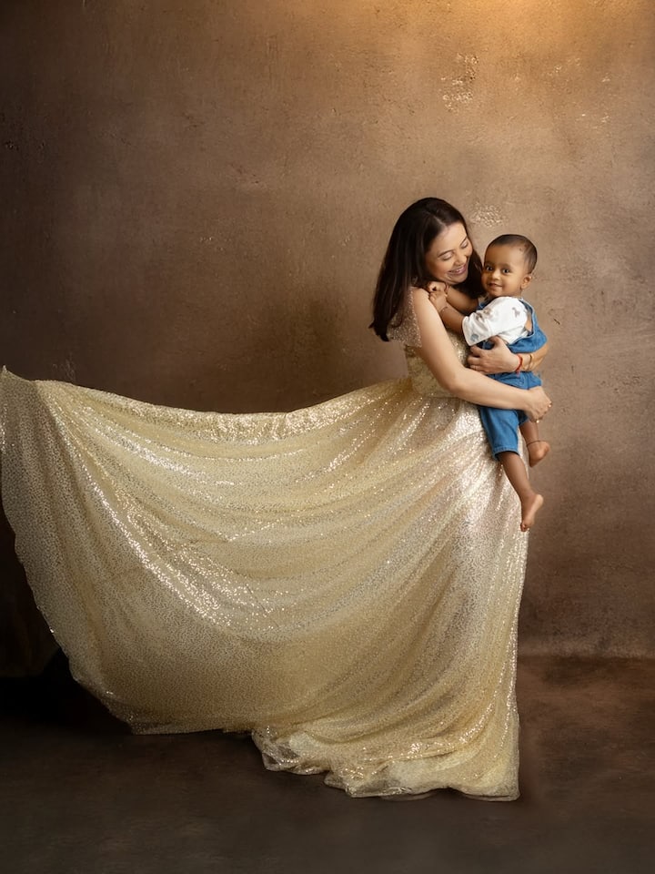 देवोलीना ने इंस्टाग्राम पर बेटे के साथ अपनी फोटो पोस्ट की है जिसमें मां-बेटे की बॉन्डिंग साफ नजर आ रही है. इस तस्वीर के साथ उन्होंने जो कैप्शन लिखा हैं उसने फैंस का दिल जीत लिया है. एक्ट्रेस ने लिखा है कि 'दिस स्माइल सेज इट ऑल-माय ग्रेटेस्ट ब्लेसिंग'.