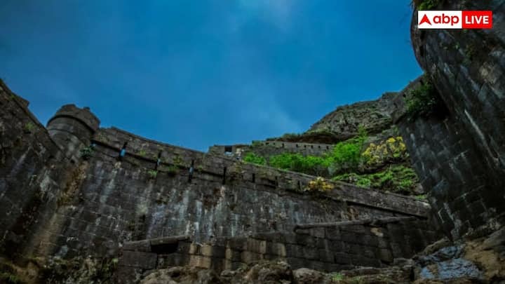 लोहागढ़ किले ने अपना यह खिताब ईमानदारी से कमाया है. इस किले की दीवारों पर ब्रिटिश तोप के गोले दागे गए लेकिन इस किले का कुछ नहीं बिगड़ा. ब्रिटिश जनरल लॉर्ड लेक ने 1805 में इस पर पांच बार हमला किया और हर बार नाकाम रहा.