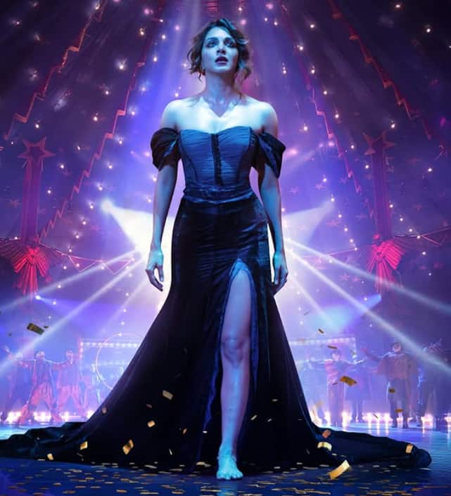 कियारा आडवाणी बहुत जल्द ही फिल्म टॉक्सिक में नजर आएंगी. हाल ही में फिल्म का पोस्टर रिलीज किया गया है, जहां एक्ट्रेस का दमदार और अलग ही अंदाज देखने को मिला.  फिल्म में एक्ट्रेस नादिया का रोल प्ले करेंगी. उनके इस लुक की जमकर तारीफ हो रही है. एक्ट्रेस की ये फिल्म अगले साल 19 मार्च को रिलीज होगी. फिल्म के लिए फैंस बेहद एक्साइटेड हैं.