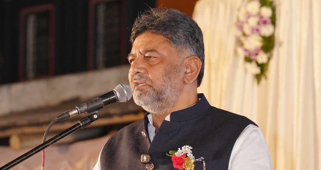 Kafnataka CM Row dk shivakumar siddaramaiah congress high command delhi call कर्नाटक में बदलेगा CM? डीके शिवकुमार बोले- हाईकमान बुलाएगा तो दोनों दिल्ली जाएंगे