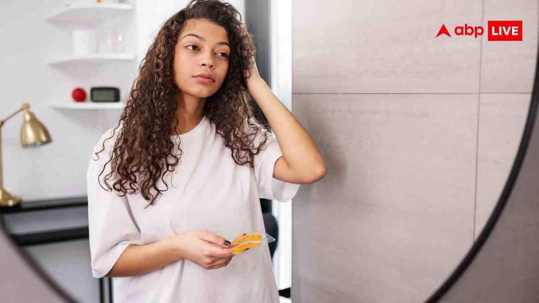 best shampoo for dandruff in the winter prevention treatment winter hair care tips सर्दी बढ़ते ही बालों में होने लगा है डैंड्रफ, ये वाला शैंपू आएगा आपके काम