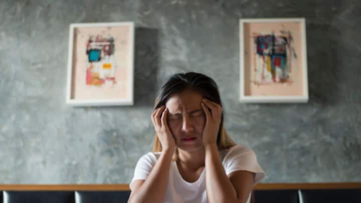 অনিদ্রার সমস্যায় ভোগেন অনেকেই। রাত কেটে যায় বিছানায় এপাশ ওপাশ করেই। অনিদ্রা দূর করতে একাধিক টোটকার কথাও শোনা যায়। বিছানায় শুয়ে ফোন না ঘাঁটা, রাতে ক্য়াফিন যুক্ত পানীয় না পান করার পরামর্শ দেওয়া হয় সাধারণত।