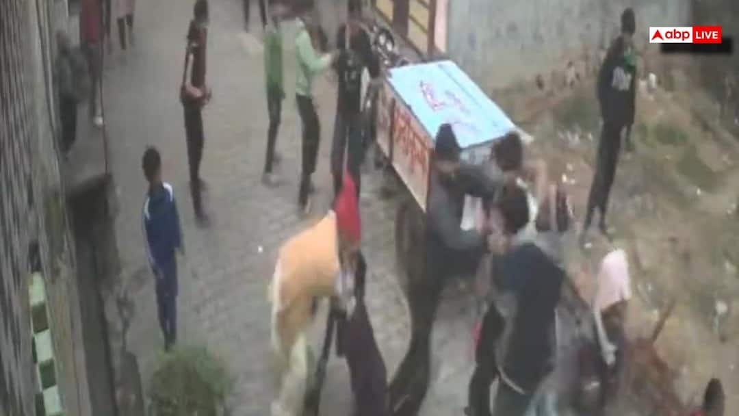 Hapur rural police station Prahlad nagar child dispute turns violent two families clash video viral ann हापुड़ के प्रहलाद नगर में बवाल, बच्चों के झगड़े में कूदे परिजन, लाठी-डंडों से जमकर मारपीट