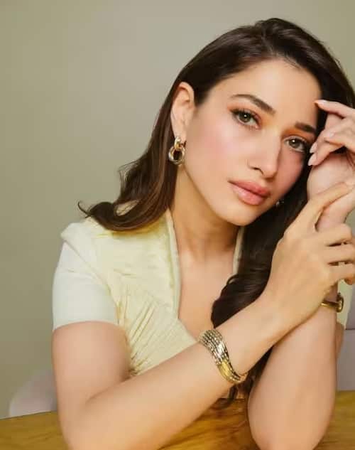 तमन्ना ने अपने जन्मदिन के जश्न के लिए ऑफ-व्हाइट रंग की ड्रेस पहनी थी। उन्होंने अपने बाल खुले रखे थे। वह बेहद ग्लैमरस लग रही थीं। तमन्ना अपने ग्लैमरस लुक के लिए जानी जाती हैं। अभिनेत्री अक्सर सोशल मीडिया पर अपने शानदार फोटोशूट की तस्वीरें शेयर करती रहती हैं।