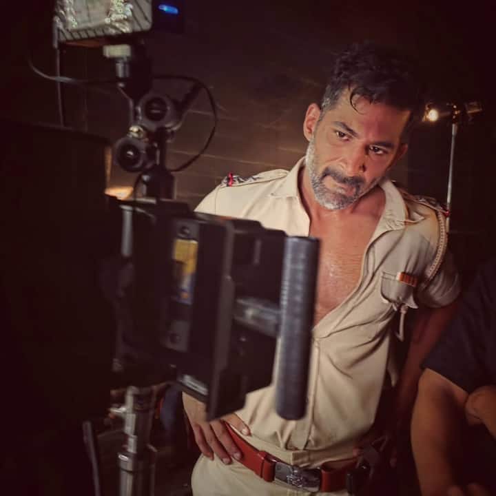 ये कोई और नहीं बल्कि टीवी के पॉपुलर एक्टर विवान भटेना हैं. एक वक्त ऐसा था जब छोटे पर्दे पर इनके नाम का सिक्का चला करता था.