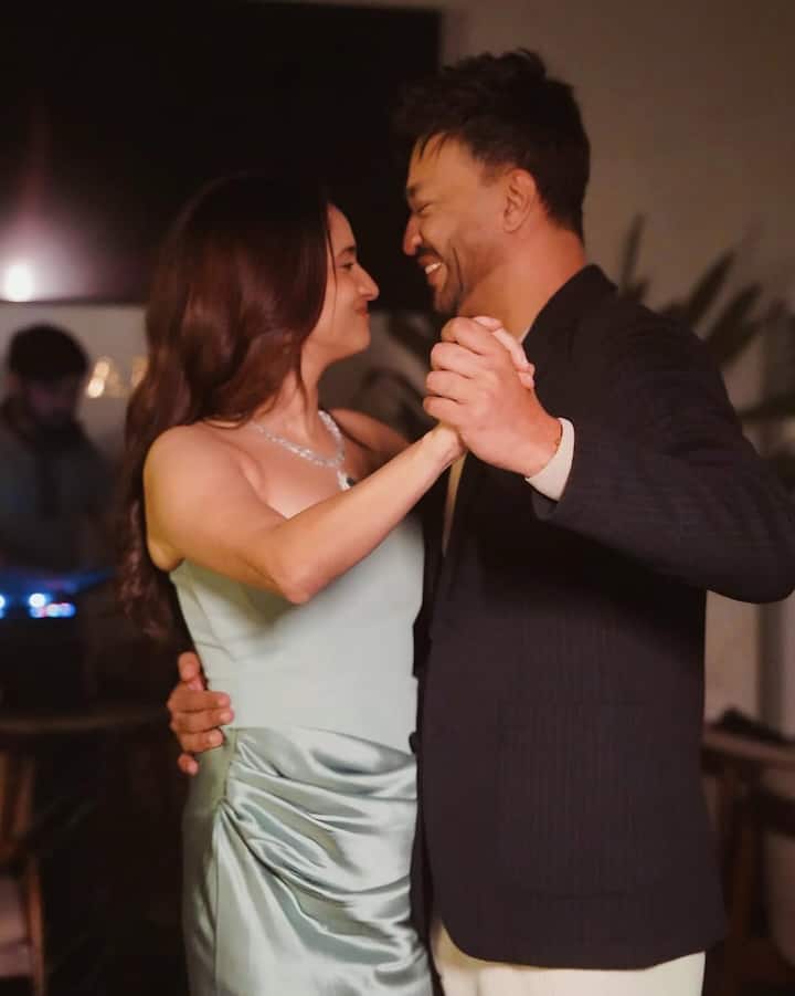 टीवी और बॉलीवुड की पॉपुलर एक्ट्रेस अंकिता लोखंडे ने हाल ही में अपना बर्थडे बेहद खास और रोमांटिक अंदाज में सेलिब्रेट किया हैं. इस खास मौके पर उनके पति विक्की जैन हर पल उनके साथ नजर आए हैं.