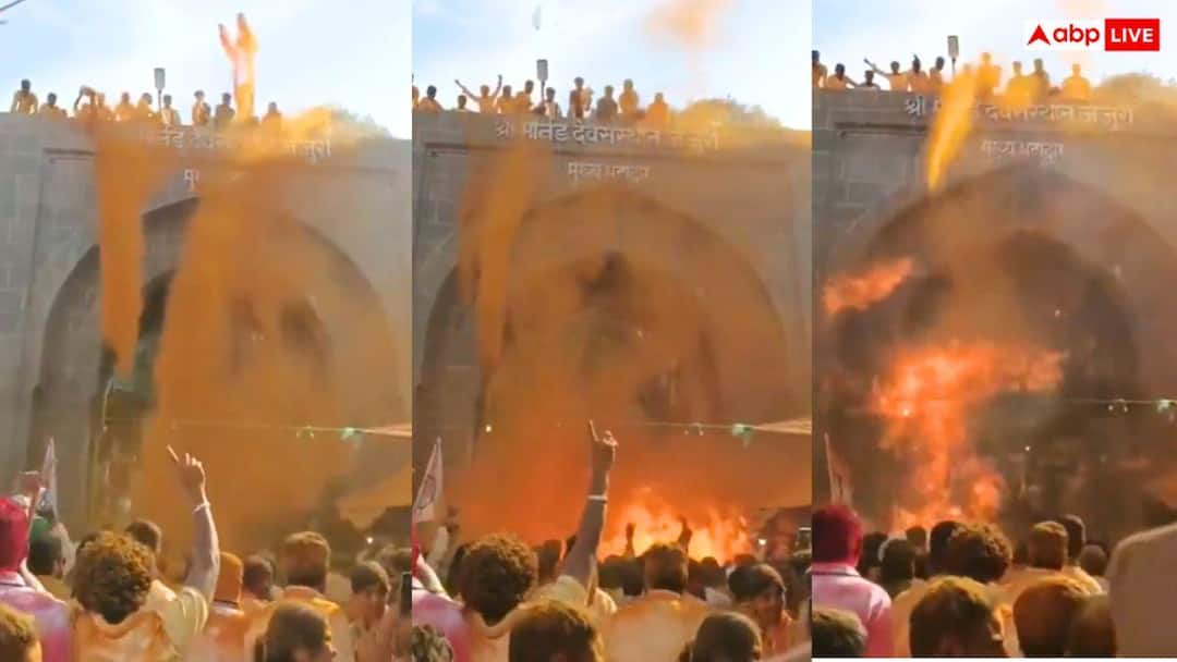 celebration of maharashtra civic body election winning pune jejuri temple catches fire while haldi was spreaded ann पुणे: निकाय चुनाव की जीत का जश्न हादसे में तब्दील! हवा में हल्दी उड़ाते ही भड़की आग, 9 लोग झुलसे