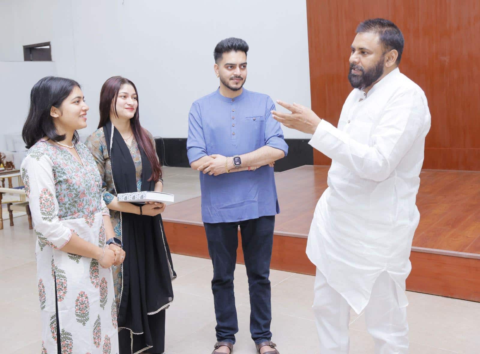 Gen Z vlogger Swathi Roja met Pawan Kalyan: పవన్ కల్యాణ్‌ను కలిసిన జెన్ Z వ్లాగర్ స్వాతి రోజా- శ్రీశైలంలో ఎదురైన అనుభవాలు తెలుసుకున్న డీసీఎం 