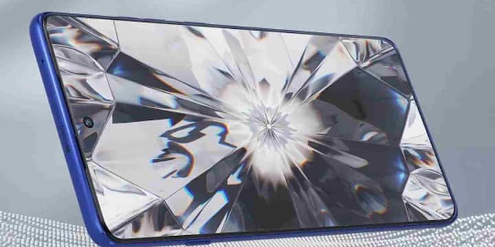 Motorola Edge 60 Pro उन क्रिएटर्स के लिए बढ़िया विकल्प है जो हर फ्रेम में डिटेल चाहते हैं. इसमें ट्रिपल रियर कैमरा सेटअप दिया गया है जो शानदार फोटो और वीडियो कैप्चर करने में सक्षम है. सेल्फी और रील्स के लिए इसका फ्रंट कैमरा भी काफी दमदार है. बड़ा P-OLED डिस्प्ले, हाई ब्राइटनेस और 120Hz रिफ्रेश रेट एडिटिंग को स्मूथ बनाते हैं. लंबी बैटरी लाइफ और फास्ट चार्जिंग इसे ऑल-डे शूटिंग के लिए भरोसेमंद बनाती है. इसके 8+256GB वेरिएंट की कीमत Flipkart पर 29,999 रुपये है.