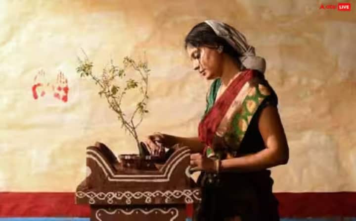 ਸਾਲ ਦੇ ਪਹਿਲੇ ਦਿਨ, ਤੁਲਸੀ ਦੇ ਪੌਦੇ ਨੂੰ ਪਾਣੀ ਚੜ੍ਹਾਓ ਅਤੇ ਇਸਦੇ ਦੁਆਲੇ ਲਾਲ ਧਾਗਾ ਬੰਨ੍ਹੋ। ਸ਼ਾਮ ਨੂੰ, ਤੁਲਸੀ ਦੇ ਪੌਦੇ ਦੇ ਕੋਲ ਇੱਕ ਦੀਵਾ ਜਗਾਓ ਅਤੇ ਵਿਸ਼ਨੂੰ ਦੇ ਮੰਤਰਾਂ ਦਾ ਜਾਪ ਕਰੋ। ਇਹ ਮੰਨਿਆ ਜਾਂਦਾ ਹੈ ਕਿ ਇਹ ਰਸਮ ਦੇਵੀ ਲਕਸ਼ਮੀ ਨੂੰ ਪ੍ਰਸੰਨ ਕਰਦੀ ਹੈ ਅਤੇ ਘਰ ਵਿੱਚ ਖੁਸ਼ਹਾਲੀ ਯਕੀਨੀ ਬਣਾਉਂਦੀ ਹੈ।