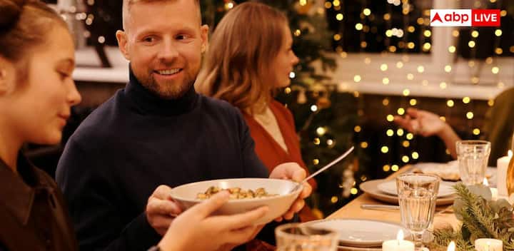 तला-भुना और ऑयली खाना खाने से शरीर में कई दिक्कतें होने का खतरा रहता है. अगर इसके साथ शराब का भी सेवन किया जाए, तो इसका सीधा असर लिवर पर पड़ता है. बाहर का खाना और शराब लिवर पर अतिरिक्त दबाव डालते हैं, जिससे फैटी लिवर जैसी समस्या हो सकती है