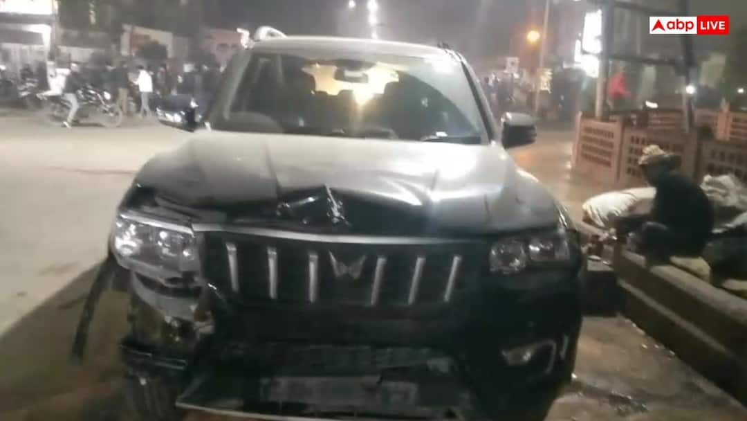 kanpur driver attempted run a car into a people accident captured in cctv ann कानपुर में कार चालक की दबंगई, विवाद के बाद की लोगों को कुचलने की कोशिश