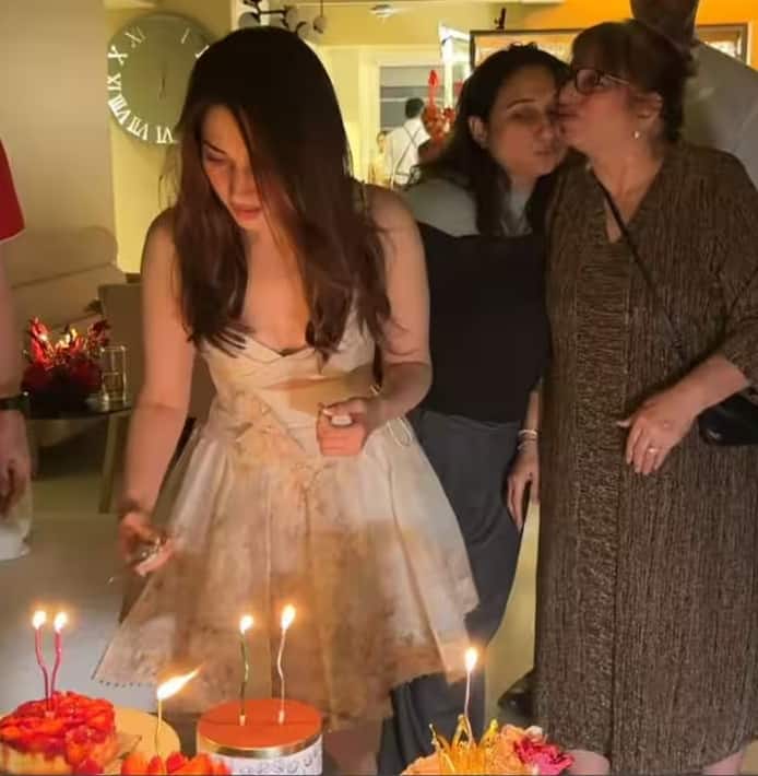 Tamannaah Bhatia Birthday: અભિનેત્રી તમન્ના ભાટિયાએ 21 ડિસેમ્બરે પોતાનો જન્મદિવસ ઉજવ્યો હતો. તમન્નાના બર્થ-ડે સેલિબ્રેશનની તસવીરો સોશિયલ મીડિયા પર વાયરલ થઈ રહી છે. તમન્ના ભાટિયા ઇન્ડસ્ટ્રીની એક લોકપ્રિય અભિનેત્રી છે. તે 36 વર્ષની થઈ ગઈ છે.