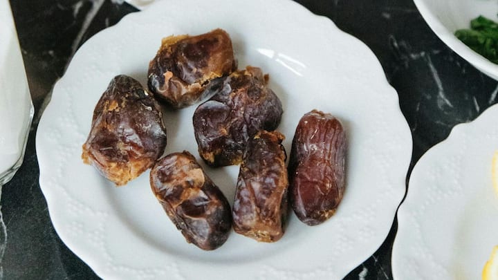 इन पांच देशों से मिलकर भारत की अधिकांश खजूर जरूरतें पूरी होती हैं. बहुत कम लोग जानते हैं कि भारत में भी खजूर की खेती होती है. गुजरात, राजस्थान और कुछ हद तक तमिलनाडु में खजूर की चुनिंदा किस्में उगाई जाती हैं.