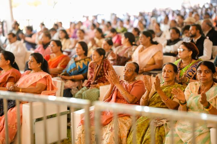 प्रफुल पटेल यांनी मला बोलाविले त्यांचं धन्यवाद. गोंदिया इथं प्रफुल पटेल यांच्यावतीने श्री हनुमान कथेचं आयोजन केलं. यात फडणवीसांनी उपस्थिती लावून महाराजांचे आशीर्वाद घेतले.