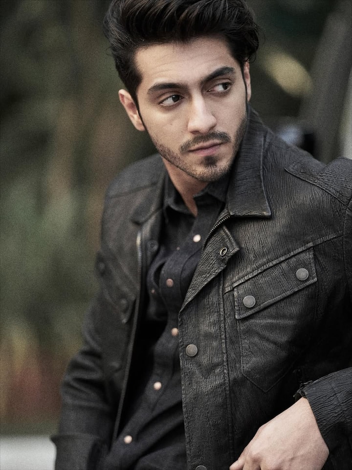 इसके बाद यशराज बैनर की मर्दानी 2 और शॉर्ट फिल्में फिफ्टी और जॉलीवुड में भी अनुभव लिया. सोशल मीडिया पर डबमैश वीडियो शेयर कर उन्होंने अपनी एक्टिंग स्किल्स दिखाईं. लंबे और हैंडसम अहान ने नंदिता महतानी के लिए रैंप वॉक भी किया, जिससे उनका चार्म और निखरा.