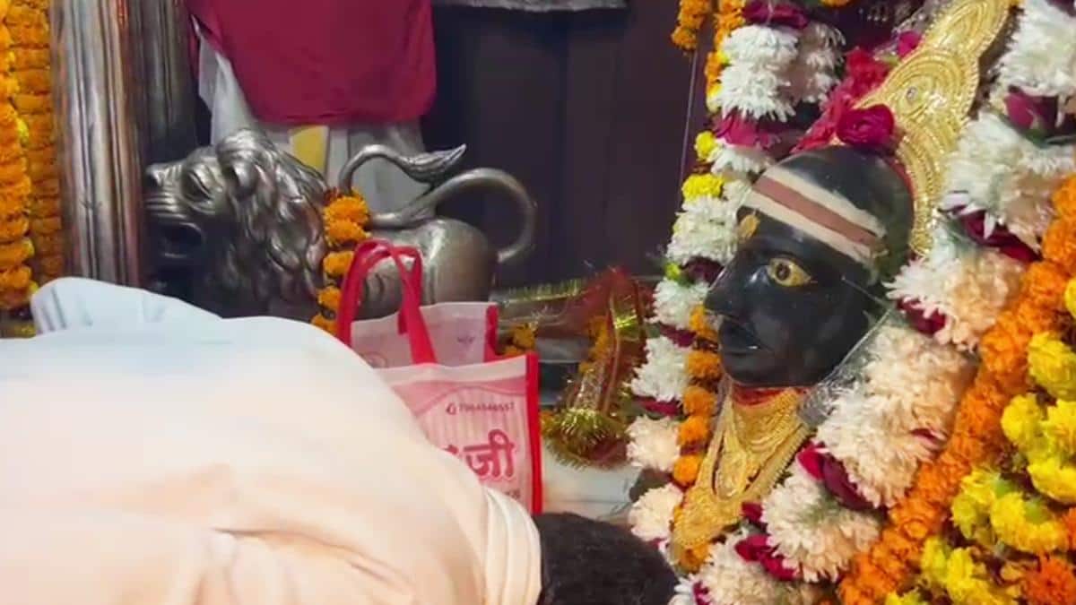 थावे मंदिर में हुई थी चोरी… अब JDU के बाहुबली विधायक ने सोने का मुकुट और हार चढ़ाया, जानिए कीमत