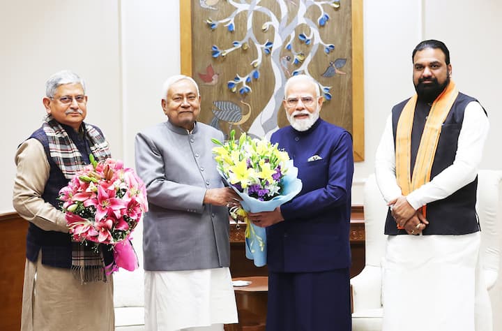 इस दौरान उनके साथ उप मुख्यमंत्री सम्राट चौधरी और केंद्रीय मंत्री ललन सिंह ने सोमवार को दिल्ली में प्रधानमंत्री नरेंद्र मोदी से मुलाकात की. तीनों नेता एक साथ प्रधानमंत्री से मिलने उनके आवास पर पहुंचे.