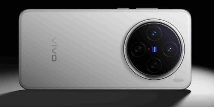 चौथे नंबर पर Vivo X200 Ultra मौजूद है जिसमें ZEISS ऑप्टिक्स के साथ दमदार कैमरा सिस्टम दिया गया है. इसमें 35mm प्राइमरी लेंस, अल्ट्रा-वाइड कैमरा और 200 मेगापिक्सल का पेरिस्कोप टेलीफोटो सेंसर शामिल है. लो-लाइट फोटोग्राफी को बेहतर बनाने के लिए इसमें खास Sony सेंसर और जिम्बल स्टेबिलाइजेशन का इस्तेमाल किया गया है.