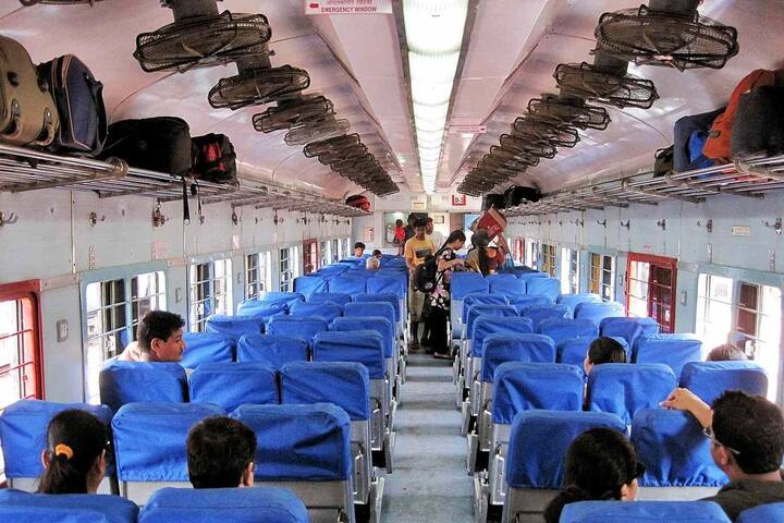 विशेषतः रेल्वेने लांब पल्ल्याचा प्रवास करणाऱ्या प्रवाशांना आता प्रवासासाठी जास्त पैसे मोजावे लागणार आहे.
