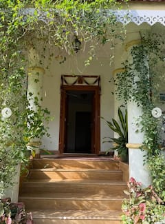 प्रशस्त बाल्कनी, झोपाळा अन् निवांत क्षण...  मराठमोळ्या दिग्दर्शकाचं अलिबागमधील आलिशान फार्महाऊस पाहिलंत? Photos