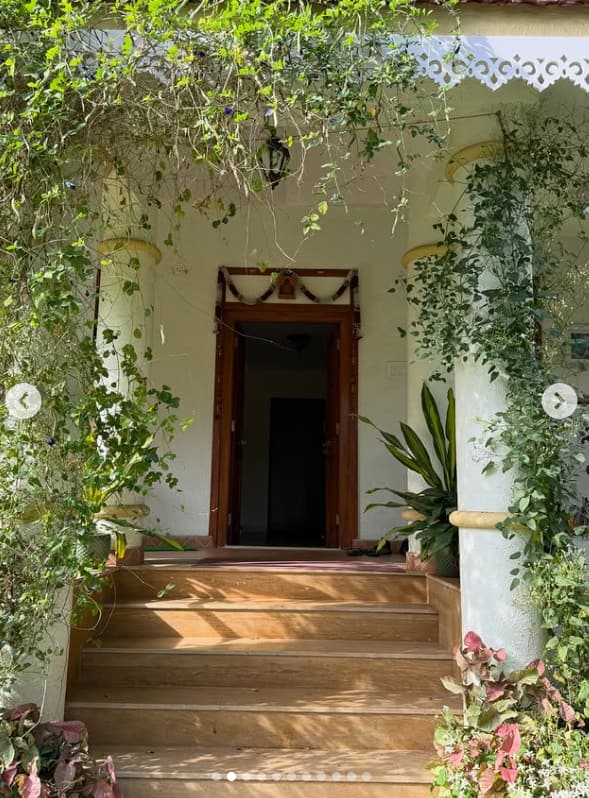 रवी जाधव यांनी त्यांच्या सेकंड होमचे काही खास फोटो शेअर केले आहेत. या ठिकाणी आलो की मनाला प्रचंड शांती मिळते आणि नव्यानं काहीतरी करण्याची प्रेरणा मिळते, असं त्यांनी पोस्टमध्ये म्हटलं आहे.