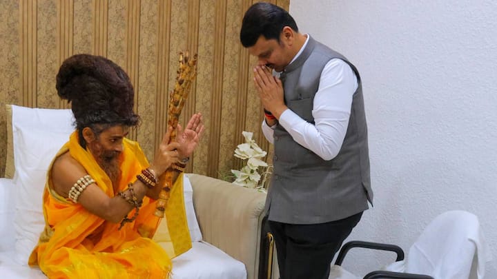 महाराजांच्या ओजस्वी वाणीतून निघालेली कथा ऐकताना मुख्यमंत्री फडणवीस तब्बल अर्धा तास मंत्रमुग्ध झाले होते, हनुमान भक्तीत ते लीन झाल्याचं पाहायला मिळालं.