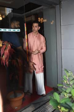 सबा आजाद के साथ फुल ट्रेडीशनल लुक में स्पॉट हुए ऋतिक रोशन, कपल पर प्यार लुटा रहे फैंस