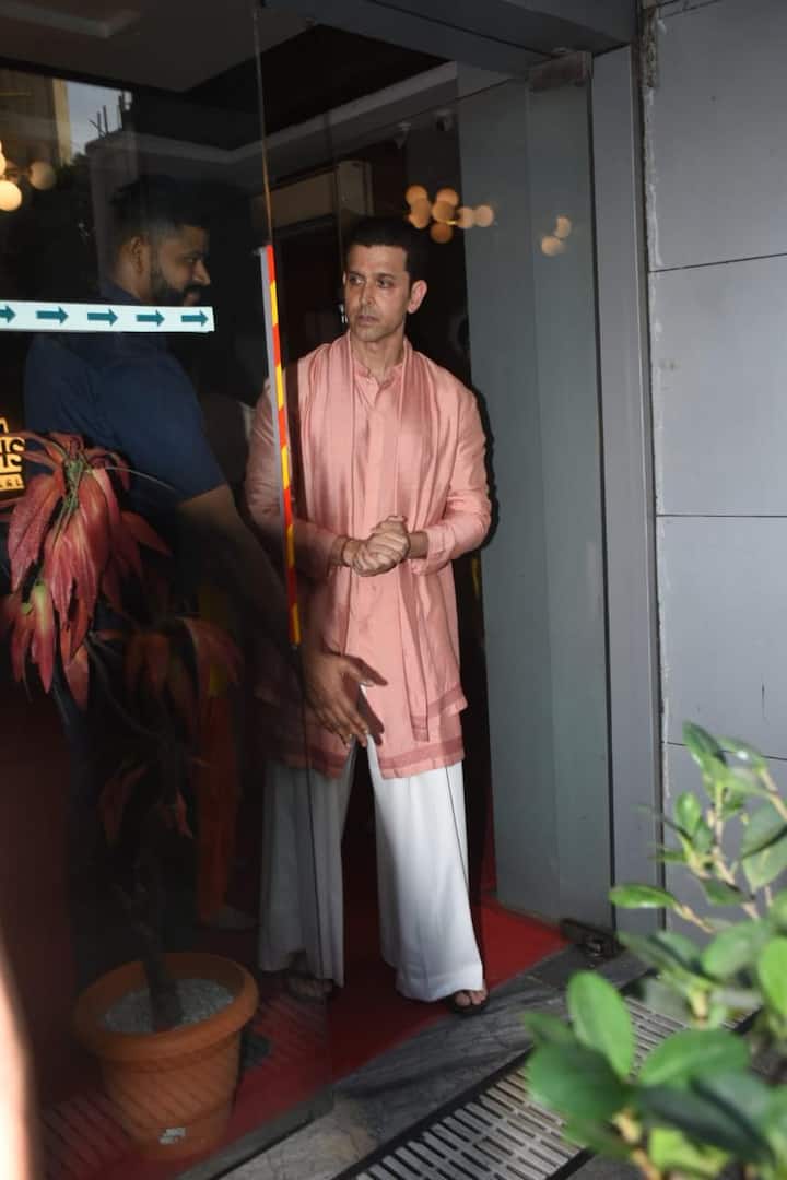 बॉलीवुड के ग्रीक गॉड कहलाए जाने वाले रितिक रोशन एक बार फिर स्पॉटलाइट में आ गए हैं. सोशल मीडिया पर अभिनेता की लेटेस्ट तस्वीरें फैंस का ध्यान खींच रही हैं. ट्रेडीशनल आउटफिट में उनका ये लुक बहुत पसंद किया जा रहा है.