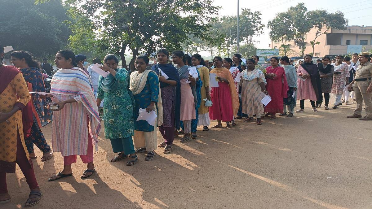 தஞ்சையில் நேற்று நடந்தது சப்-இன்ஸ்பெக்டர் தேர்வு... 1324 பேர் ஆப்சென்ட்