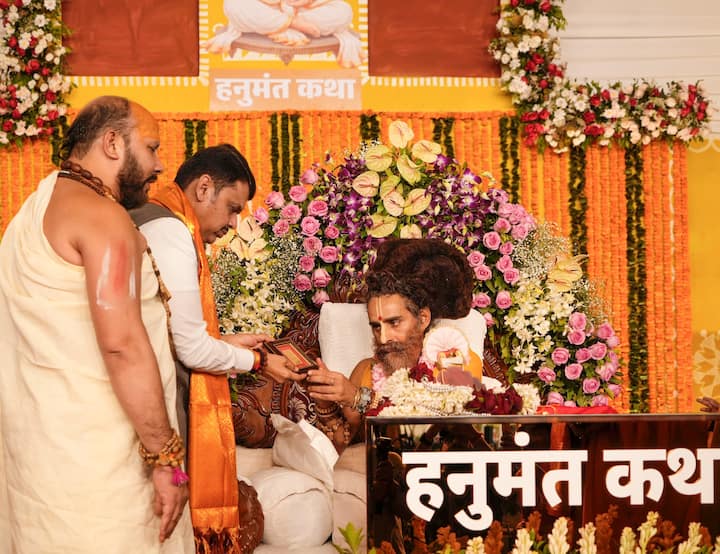 हनुमानजींची बुद्धी.. हनुमानजीचं तेज हे सर्व आम्हाला मिळो... अशी प्रार्थना मी पूजनीय गुरुदेवजीच्या चरणी करतो, असेही देवेंद्र फडणवीस यांनी म्हटले.