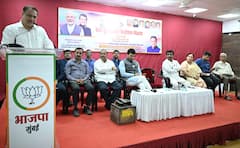 Photo : मुंबईत रेल्वे बूट पॉलिश फेडरेशनचा मेळावा, भाजप अध्यक्ष अमीत साटम यांनी स्वतः केलं बूट पॉलिश