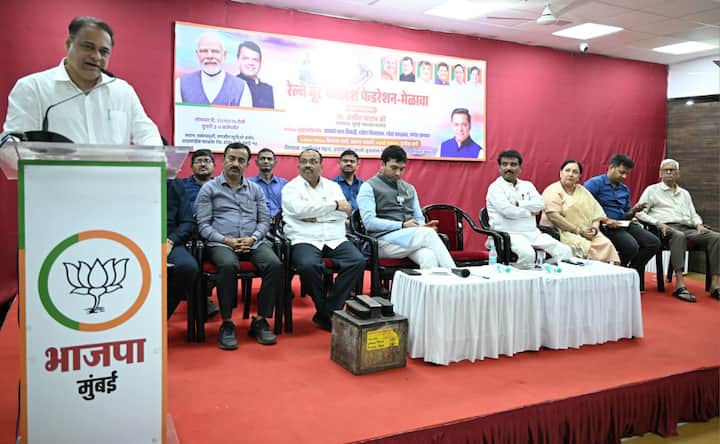 रेल्वे बूट पॉलिश फेडरेशनच्या मेळाव्यात मुंबई भाजप अध्यक्ष अमीत साटम यांनी बूट पॉलिश कामगारांच्या विविध समस्या जाणून घेतल्या.