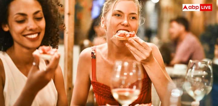 इन सभी पार्टियों और फंक्शन्स में हम जमकर तला-भुना खाना खाते हैं, लेकिन जब यही आदत हमारी रोजमर्रा की जिंदगी का हिस्सा बन जाती है और हम लगातार बाहर का खाना खाने लगते हैं, तो यह शरीर पर हानिकारक प्रभाव डालती है. बाहर का खाना खाने की यही लत हेल्थ हैंगओवर कहलाती है.