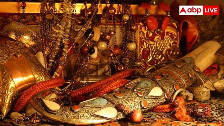 लगभग 1600 के आसपास अकबर का सालाना राजस्व 1.75 करोड़ पाउंड था. यह उसी समय ब्रिटिश के पूरे खजाने से ज्यादा था. उस समय ब्रिटिश का खजाना लगभग 1.6 करोड़ पाउंड था.