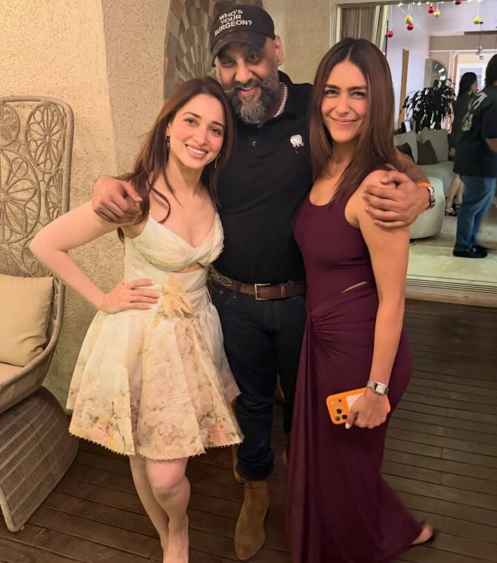 बर्थडे बैश के लिए तमन्ना ने ऑफ व्हाइट कलर की ड्रेस पहनी. इसी के साथ उन्होंने ओपन हेयर रखे. पूरे लुक में वो ग्लैमरस लग रही थीं.
