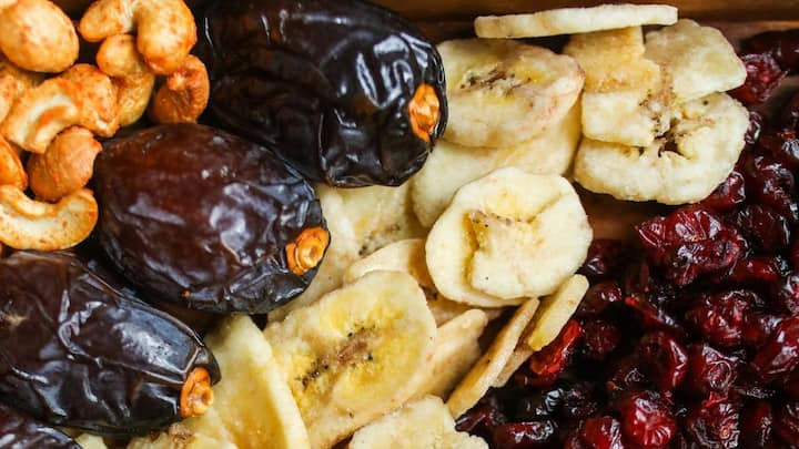 इराक और यूएई के बाद ईरान तीसरा बड़ा निर्यातक देश है, जहां से भारत के कुल खजूर आयात का करीब 16.5 प्रतिशत आता है. ईरानी खजूर खासतौर पर अपने स्वाद और किस्मों के लिए जाने जाते हैं. इसके अलावा ओमान और इजरायल भी भारत को खजूर की आपूर्ति करने वाले प्रमुख देशों में शामिल हैं.