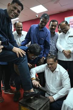 Photo : मुंबईत रेल्वे बूट पॉलिश फेडरेशनचा मेळावा, भाजप अध्यक्ष अमीत साटम यांनी स्वतः केलं बूट पॉलिश