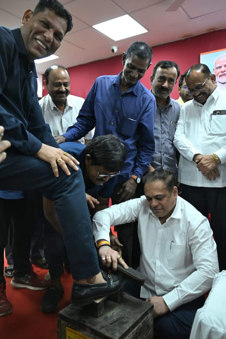 यावेळी संवाद साधत असताना अमीत साटम यांनी स्वतः बूट पॉलिश करून कामगारांच्या श्रमांचा सन्मान व्यक्त केला.