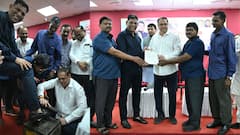 Photo : मुंबईत रेल्वे बूट पॉलिश फेडरेशनचा मेळावा, भाजप अध्यक्ष अमीत साटम यांनी स्वतः केलं बूट पॉलिश