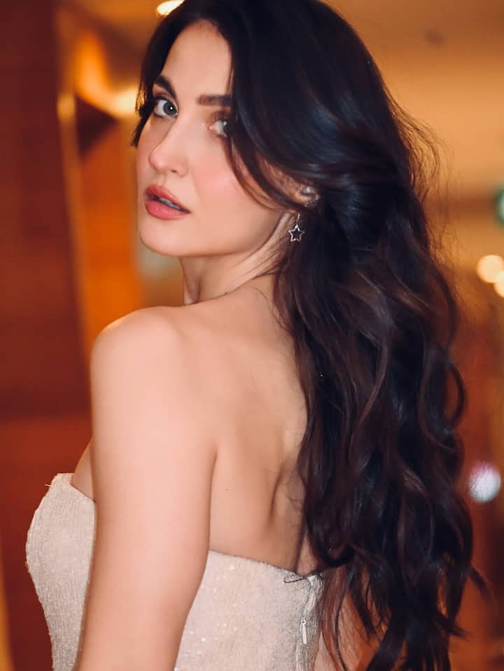 एली अवराम ने इन दिनों स्प्रिचुअलिटी की तरफ अपना रुख कर लिया है. अब वो कृष्ण भक्त बन चुकी हैं. ऐसे में वो इस्कॉन टेंपल में घंटों बैठकर पूजा करती हैं.